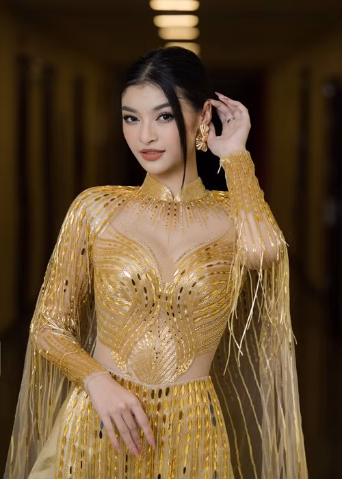 Nàng á hậu khoe vẻ gợi cảm ở hậu trường.