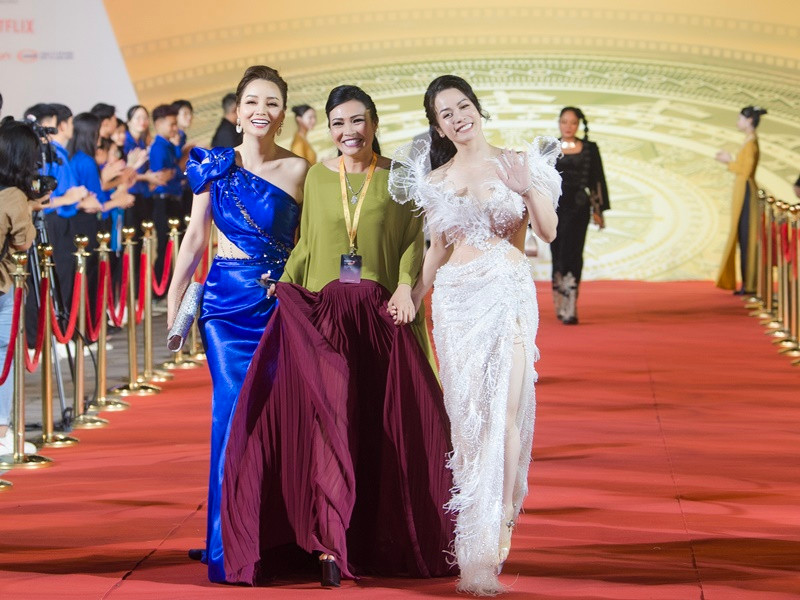 Dự thảm đỏ, Nhật Kim Anh và Mai Thu Huyền mặc gợi cảm trong khi Phương Thanh ăn diện kín đáo.