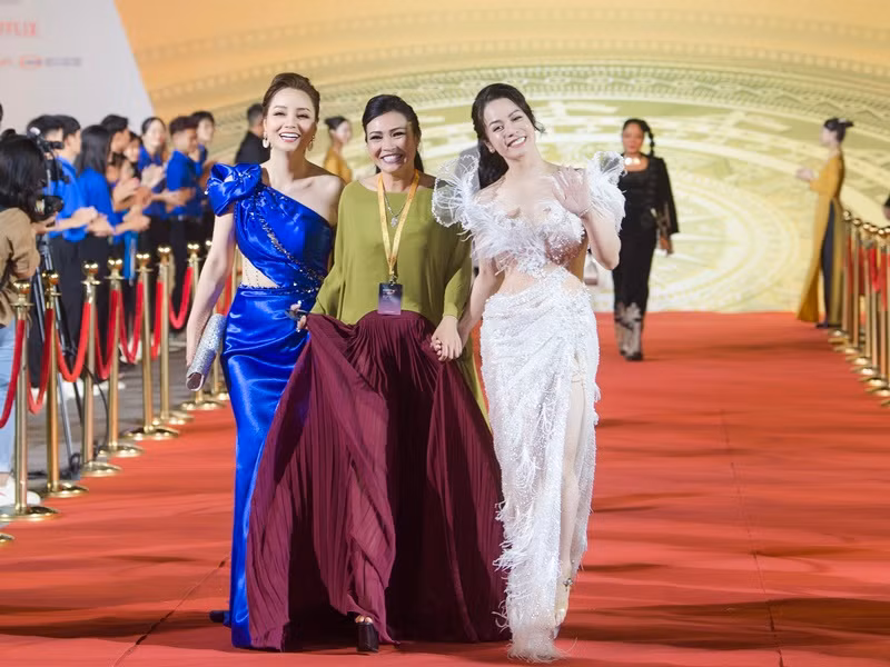 Dự thảm đỏ, Nhật Kim Anh và Mai Thu Huyền mặc gợi cảm trong khi Phương Thanh ăn diện kín đáo.