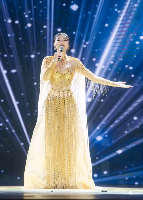 Kiều Loan khoác trên mình bộ trang phục dạ hội được thiết kế có gam màu ánh vàng với những đường may tinh xảo.