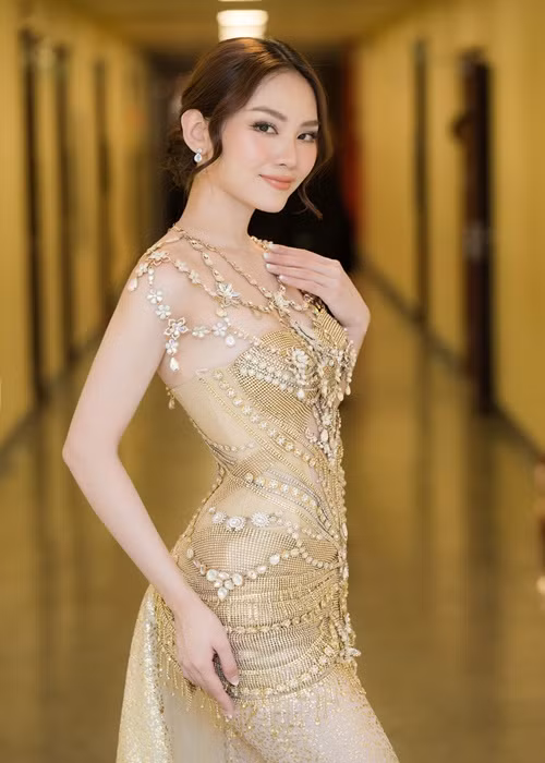 Trong đêm khai mạc, Mai Phương còn có màn kết hợp đầy ăn ý cùng Á hậu Kiều Loan trong ca khúc “Give me a chance”.