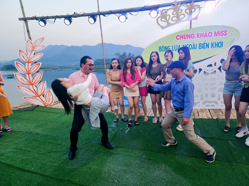 Đạo diễn Trần Bình Trọng chỉ đạo cảnh quay nghệ sĩ Trung Hiếu bồng bế bạn diễn nữ.