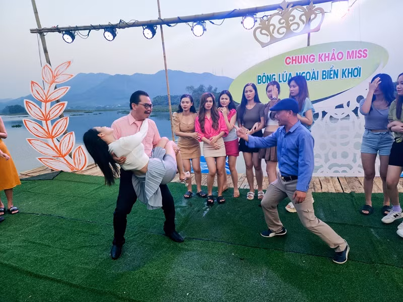 Đạo diễn Trần Bình Trọng chỉ đạo cảnh quay nghệ sĩ Trung Hiếu bồng bế bạn diễn nữ.