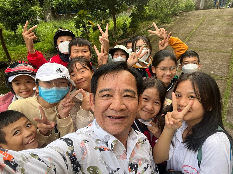 Quang Tèo được fan nhí vây quanh khi phim "Đại gia chân đất 13" được quay.