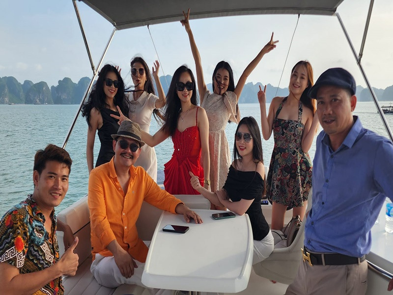 Các diễn viên chính, phụ và diễn viên quần chúng vui vẻ chụp ảnh kỷ niệm trong thời gian quay phim.