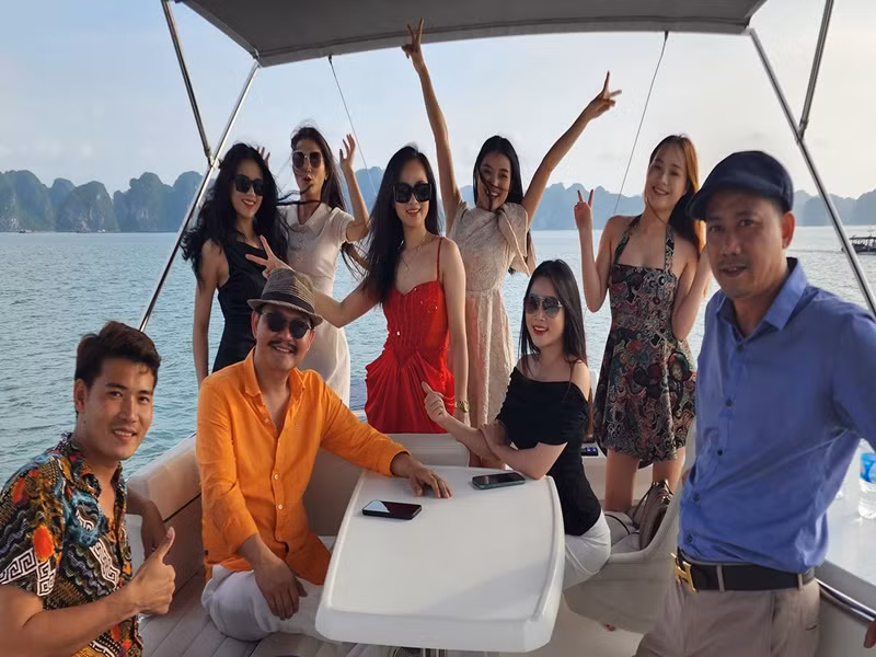 Các diễn viên chính, phụ và diễn viên quần chúng vui vẻ chụp ảnh kỷ niệm trong thời gian quay phim.