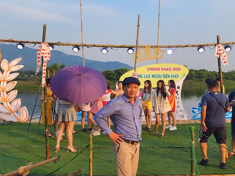 Theo Quang Tèo, cảnh quay thi hoa hậu diễn ra suốt đêm đến tận 6 giờ sáng.