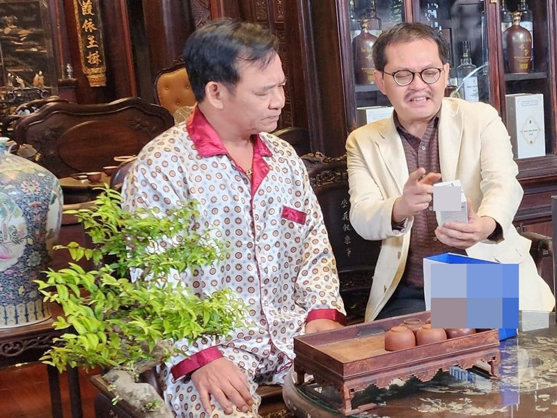 Khi được hỏi có tham gia cảnh nóng phim "Đại gia chân đất" năm nay, Quang Tèo cho biết: "Tôi không “chơi” với nóng đâu, tránh lại bị nói phản cảm, mất vui đi. Tôi rất ngại ồn ào. Êm ả cho lành".