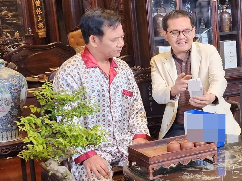 Khi được hỏi có tham gia cảnh nóng phim "Đại gia chân đất" năm nay, Quang Tèo cho biết: "Tôi không “chơi” với nóng đâu, tránh lại bị nói phản cảm, mất vui đi. Tôi rất ngại ồn ào. Êm ả cho lành".