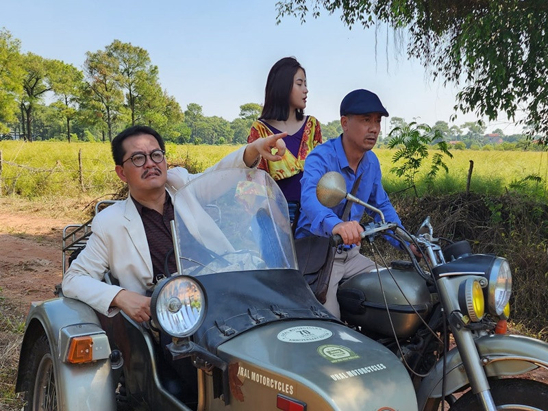 Trong series "Đại gia chân đất", nghệ sĩ Trung Hiếu vào vai ông Tích còn Quang Tèo vào vai ông Sự.