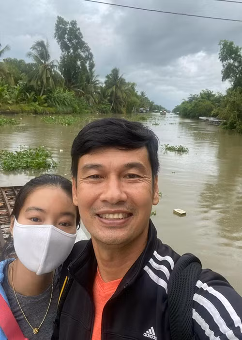 Tiết Cương cho hay, lấy vợ muộn là một quyết định vô cùng sáng suốt. Nếu ngày xưa tôi lấy vợ sớm khoảng 20 - 30 tuổi thì có lẽ cũng rất nhiều vợ rồi. Bởi vì lúc đó tính tôi lãng tử, thích bay bổng, ngao du, thích đi đây đó, chưa muốn dừng chân. Nên tôi cảm thấy tuổi này là hợp lý", nam diễn viên chia sẻ. Ảnh: FBNV