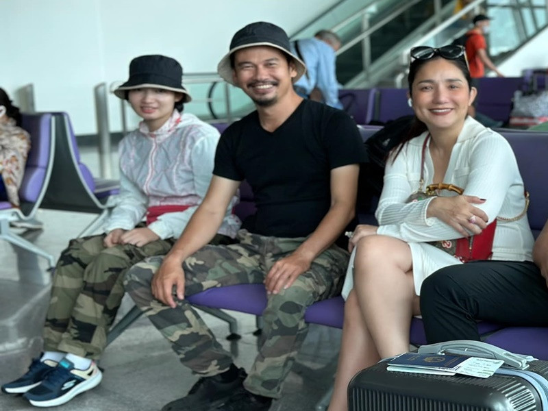 Cách đây không lâu, Cát Tường khoe ảnh bên vợ chồng Tiết Cương ở Thái Lan. Ảnh: FBNV