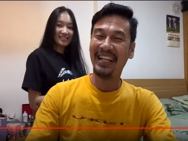 Tiết Cương hơn vợ 26 tuổi. Nam diễn viên cho biết anh không quan trọng vấn đề tuổi tác. Ảnh chụp màn hình