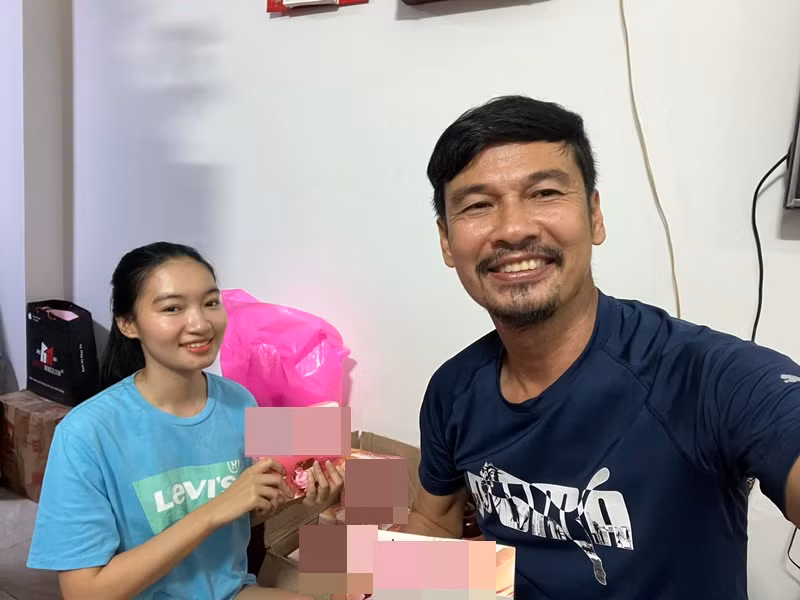 Gần đây, Tiết Cương thường xuyên đăng tải hình ảnh bên vợ trẻ. Ảnh: FBNV