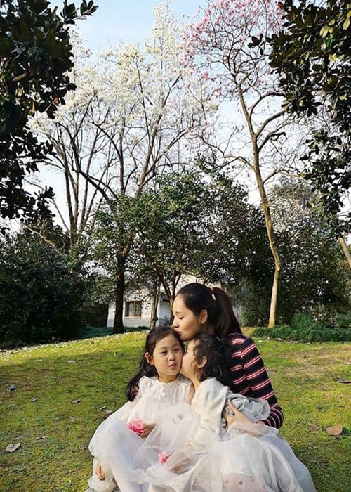 Hai con gái của Hương Giang có thể nghe được ba thứ tiếng.