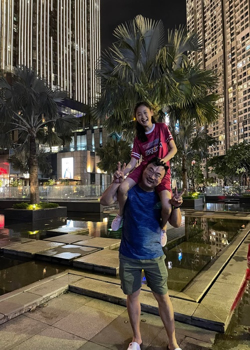 Ông xã Hương Giang chiều chuộng vợ con hết mức.