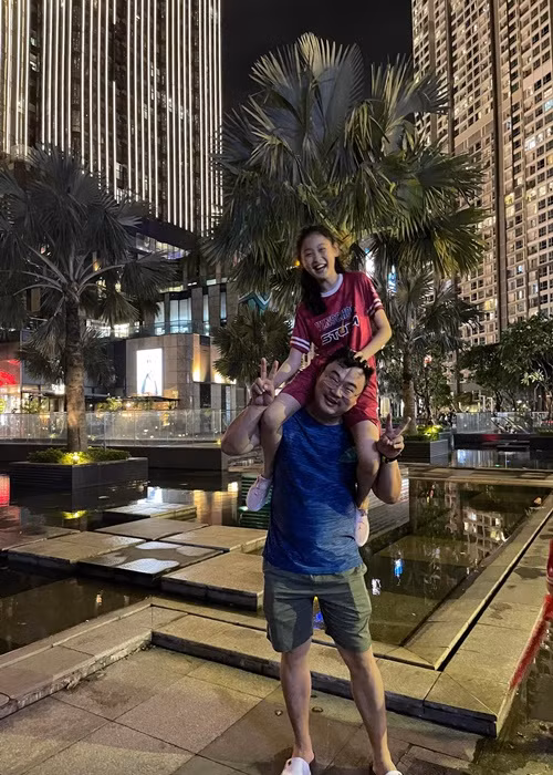 Ông xã Hương Giang chiều chuộng vợ con hết mức.