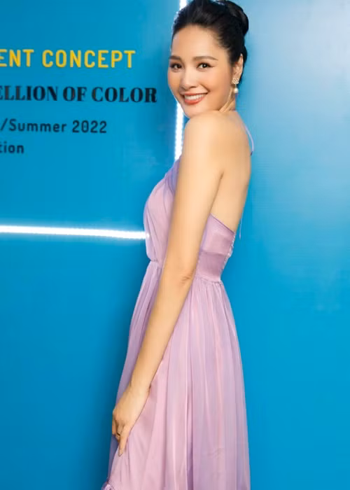 Cô lựa chọn các chương trình phù hợp để tham gia.