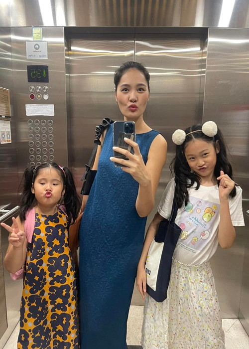 Khi ở nhà vợ chồng Hương Giang trao đổi bằng tiếng Anh, còn khi trò chuyện riêng, Hương Giang và chồng đều tranh thủ dạy tiếng mẹ đẻ cho con.