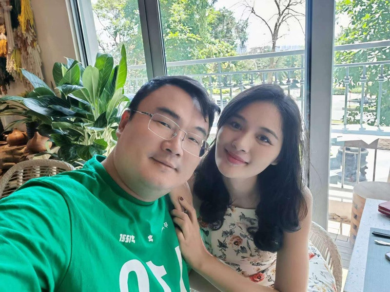 Người đẹp cho hay, hai vợ chồng cô thường bàn bạc, nhường nhịn nhau để duy trì sự hòa thuận, êm ấm trong gia đình. Có lúc Hương Giang sẽ nhường chồng để đứng phía sau và có lúc chồng người đẹp sẽ nhường để vợ xông pha lên trước.