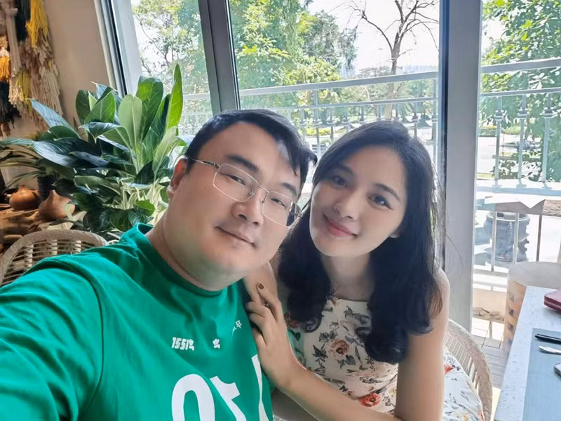 Người đẹp cho hay, hai vợ chồng cô thường bàn bạc, nhường nhịn nhau để duy trì sự hòa thuận, êm ấm trong gia đình. Có lúc Hương Giang sẽ nhường chồng để đứng phía sau và có lúc chồng người đẹp sẽ nhường để vợ xông pha lên trước.