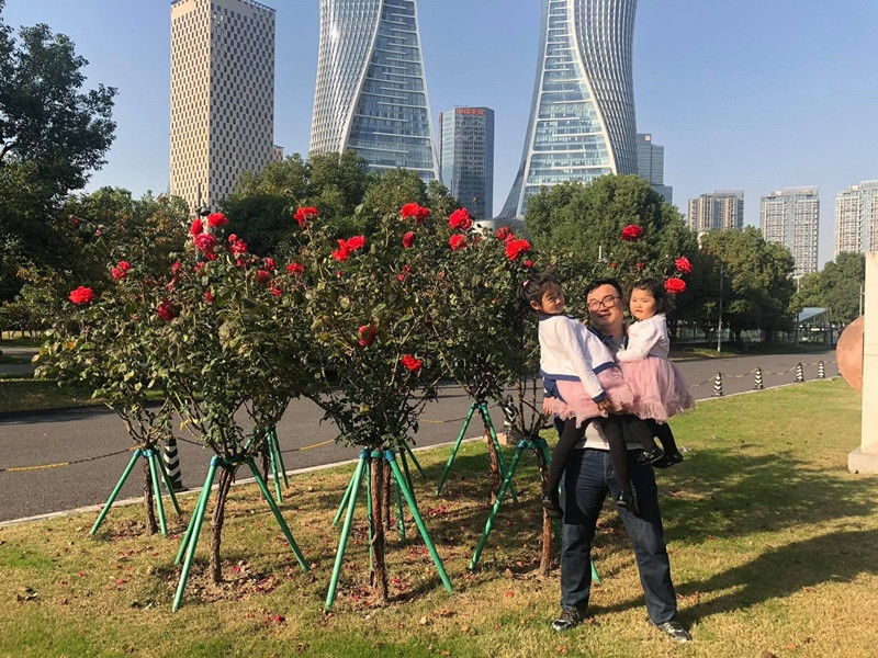 Con gái đầu lòng của Hoa hậu đẹp nhất châu Á 2009 tên tiểu Panda, sinh năm 2013. Nhóc tì thứ hai nhà Hương Giang tên Polar, sinh năm 2016.