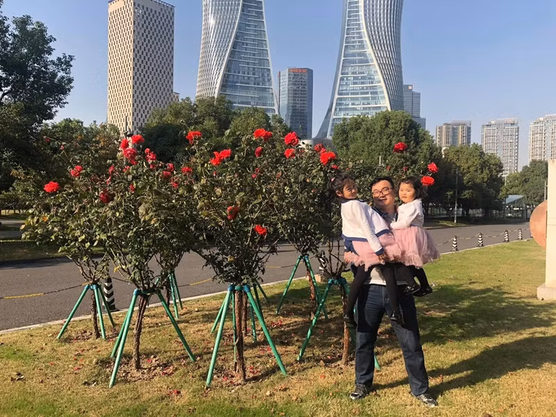 Con gái đầu lòng của Hoa hậu đẹp nhất châu Á 2009 tên tiểu Panda, sinh năm 2013. Nhóc tì thứ hai nhà Hương Giang tên Polar, sinh năm 2016.