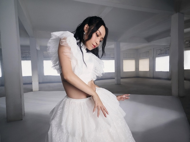 Ví như, con gái diva Mỹ Linh viết ca khúc “Mỗi khi anh nhìn em” từ những rung cảm của mình khi mới yêu khi đang trên máy bay đến dự đám cưới của vợ chồng chị gái Anna Trương - Eric Derwallis. Ảnh: Thế giới điện ảnh