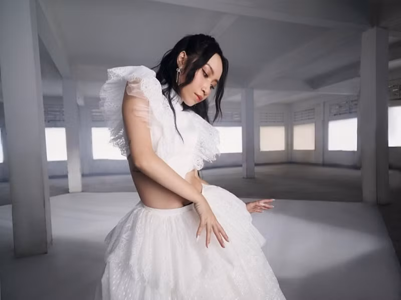 Ví như, con gái diva Mỹ Linh viết ca khúc “Mỗi khi anh nhìn em” từ những rung cảm của mình khi mới yêu khi đang trên máy bay đến dự đám cưới của vợ chồng chị gái Anna Trương - Eric Derwallis. Ảnh: Thế giới điện ảnh