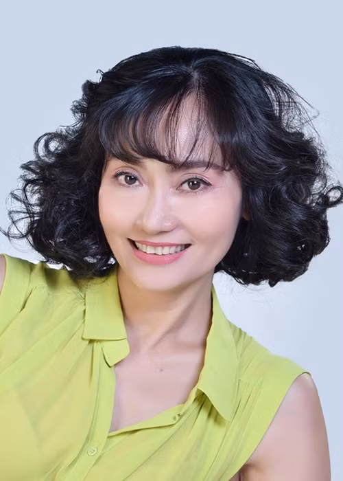 Hạnh Thúy đoạt một số giải thưởng như Nữ diễn viên phụ xuất sắc Liên hoan phim toàn quốc năm 2005, Đạo diễn xuất sắc Liên hoan sân khấu chuyên nghiệp năm 2009, Giải B tác phẩm Sân khấu năm 2009 (tác giả, đạo diễn), Giải B cho vở diễn Dòng nhớ - Liên hoan sân khấu chuyên nghiệp 2009 (tác giả, đạo diễn). Năm 2015, cô được phong tặng danh hiệu nghệ sĩ ưu tú. Ảnh: Người lao động