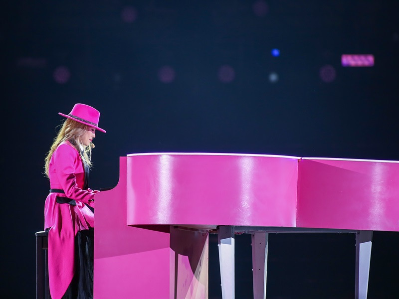 Mỹ Tâm đã nhiều lần rơi nước mắt khi chứng kiến hàng chục ngàn khán giả hòa giọng với cô trong loạt bản hit đình đám và ánh đèn flash từ điện thoại của toàn bộ 30.000 khán giả tại sân vận động bật sáng để hỗ trợ cho những tiết mục mà cô thể hiện.