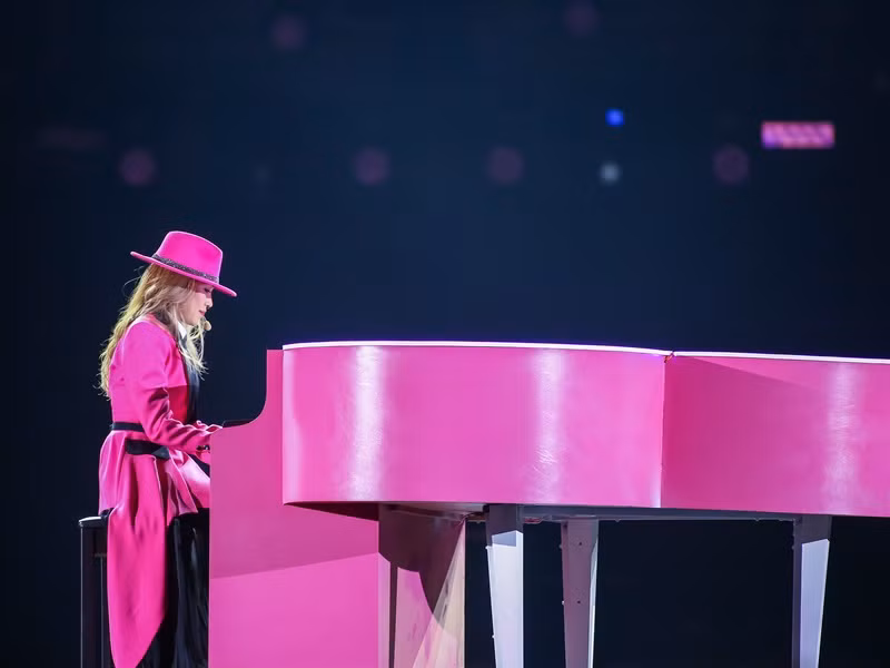 Mỹ Tâm đã nhiều lần rơi nước mắt khi chứng kiến hàng chục ngàn khán giả hòa giọng với cô trong loạt bản hit đình đám và ánh đèn flash từ điện thoại của toàn bộ 30.000 khán giả tại sân vận động bật sáng để hỗ trợ cho những tiết mục mà cô thể hiện.