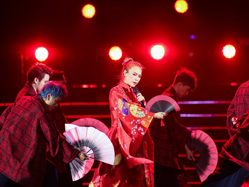 Khán giả không chỉ chìm đắm trong không gian âm nhạc tuyệt diệu của những bản hit do Mỹ Tâm sáng tác trước đây như “Dường như ta đã”, “Đừng hỏi em”, "Như một giấc mơ” mà còn được nghe một ca khúc do cô viết lời như “The light”.