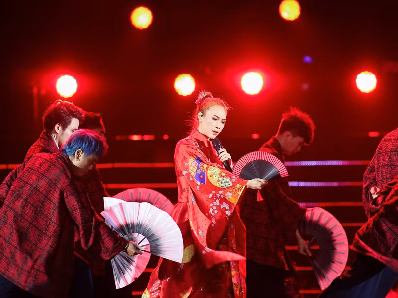 Khán giả không chỉ chìm đắm trong không gian âm nhạc tuyệt diệu của những bản hit do Mỹ Tâm sáng tác trước đây như “Dường như ta đã”, “Đừng hỏi em”, "Như một giấc mơ” mà còn được nghe một ca khúc do cô viết lời như “The light”.