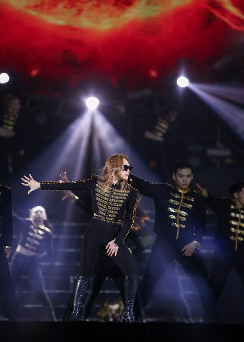 Khả năng vũ đạo của Mỹ Tâm khiến khán giả có mặt trong liveshow phấn khích.