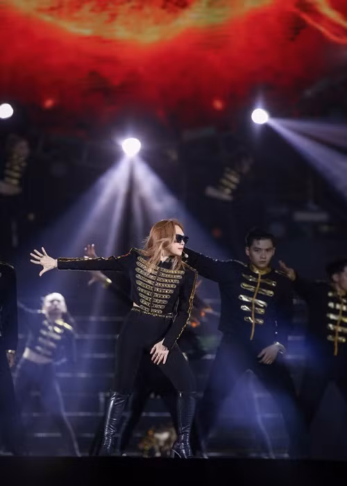 Khả năng vũ đạo của Mỹ Tâm khiến khán giả có mặt trong liveshow phấn khích.