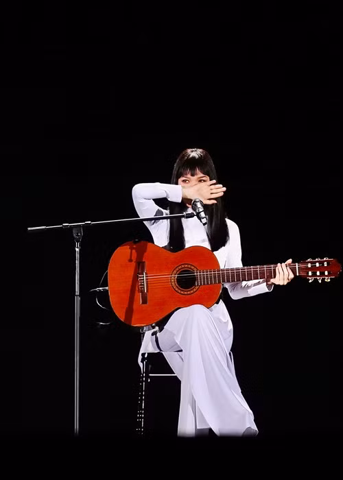 Nữ ca sĩ chơi guitar, guitar điện, guzheng, piano trong các tiết mục: "Nhớ mùa thu Hà Nội - Cây đàn sinh viên", "Nếu anh đi", "Đừng hỏi em", "Như một giấc mơ".