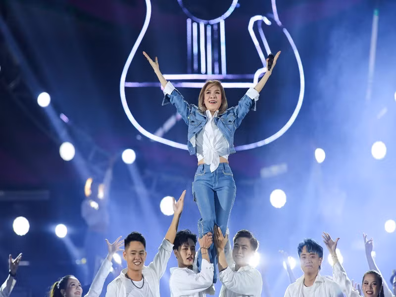 "Họa mi tóc nâu" biến hóa qua từng tiết mục với 20 set trang phục.