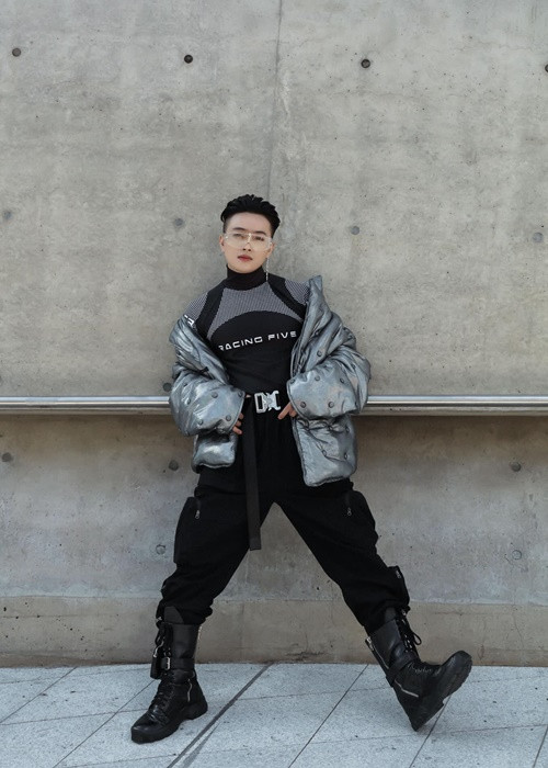 Trả lời Tiền Phong, phía quản lý nam ca sĩ xác nhận, hình ảnh trong sòng bạc tại Campuchia là TiTi. “Hình ảnh này được ghi lại từ tháng 7 khi TiTi qua Campuchia thăm một người bạn. TiTi được bạn chỉ dẫn tới địa chỉ này mà không hề biết đó là sòng bạc. Khi tới nơi, TiTi mới biết bạn của mình đang chơi bài và nhờ anh giữ tiền giúp trong thời gian đi vệ sinh”, người này nói. Ngoài ra, quản lý của TiTi khẳng định nam ca sĩ không biết chơi bài. Ảnh: FBNV