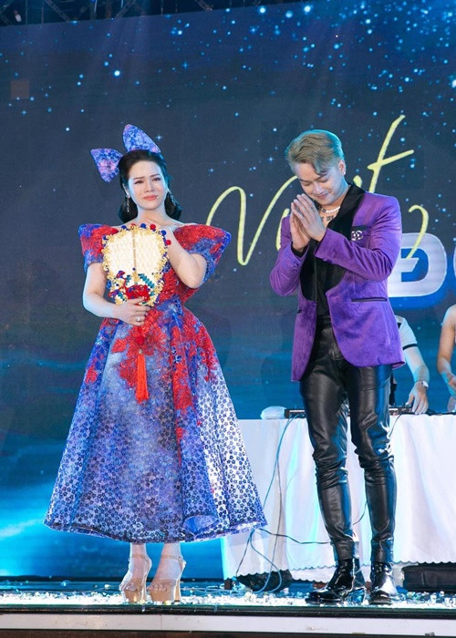 Trước lời phản pháo của Nhật Kim Anh và TiTi, Hồ Gia Hùng nhanh chóng đáp trả. Theo Thời báo doanh nhân, phía công ty quản lý của Hồ Gia Hùng khẳng định không có việc nam ca sĩ này vì sử dụng chất kích thích mà bị đuổi khỏi nhóm hát như thông tin của TiTi và Nhật Kim Anh công bố khiến cộng đồng mạng hiểu lầm. Trước những tin đồn sai lệch ảnh hưởng đến danh dự, Hồ Gia Hùng nhờ luật sư hướng dẫn các thủ tục để khởi kiện người tung tin thất thiệt, đồng thời nhờ văn phòng thừa phát lại lập vi bằng những chứng cứ liên quan. Ồn ào sau đó lắng xuống khi phía Nhật Kim Anh - TiTi lẫn Hồ Gia Hùng im hơi lặng tiếng. Ảnh: FBNV