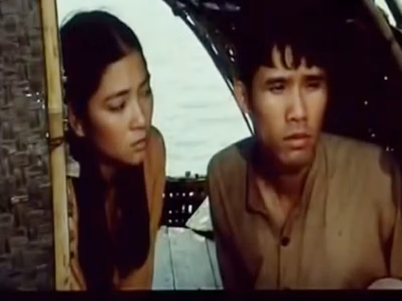 Zing dẫn lời Nguyễn Thị Huyền: “Anh ấy phải đỡ ngang lưng của tôi, tôi nằm xuống là lập tức cắt cảnh. Nhưng để nghiêng người 45 độ, tôi phải dựa hoàn toàn vào lực tay bạn diễn, phải tì vào tay anh ấy nên tôi thấy đau kinh khủng. Lúc tôi cố nhịn đau được, bạn diễn lại diễn dở. Khi anh ấy diễn tốt rồi, tôi lại đau quá không chịu được, vậy nên hai anh em phải làm đi làm lại cảnh này gần 20 lần”. Ảnh: Lao động