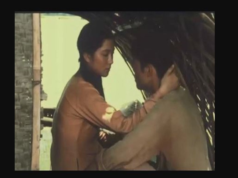 Nguyễn Thị Huyền đảm nhận vai Hương. Đây là vai diễn đầu tiên của người đẹp gốc Hải Phòng. Nguyễn Thị Huyền cho biết, cô từng phải quay cảnh hẹn hò ở trên thuyền đến 20 lần do bị zona thần kinh ở lưng - phần tiếp xúc với tay bạn diễn Ngô Thế Quân. Ảnh: Zing