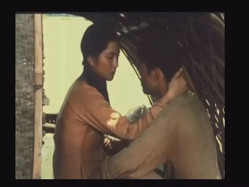 Nguyễn Thị Huyền đảm nhận vai Hương. Đây là vai diễn đầu tiên của người đẹp gốc Hải Phòng. Nguyễn Thị Huyền cho biết, cô từng phải quay cảnh hẹn hò ở trên thuyền đến 20 lần do bị zona thần kinh ở lưng - phần tiếp xúc với tay bạn diễn Ngô Thế Quân. Ảnh: Zing