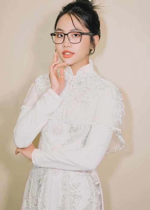 Trên Sài Gòn giải phóng online, Phương Mỹ Chi bày tỏ, cô vô cùng cảm thấy có lỗi và xin gửi lời xin lỗi chân thành đến tác giả của bài hát “Hẹn em kiếp sau” vì sai sót lần này, cũng như xin lỗi tất cả những người yêu quý bài hát, yêu quý Phương Mỹ Chi. “Đây sẽ là một bài học kinh nghiệm để Chi cẩn thận hơn trong các sản phẩm tiếp theo của mình”, cô nói. Ảnh: FBNV