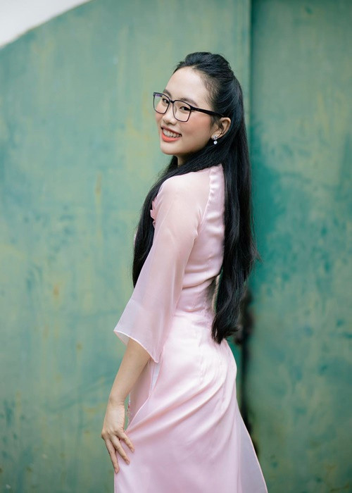 “VCPMC đã cung cấp quyền bài Hẹn em kiếp sau của Vũ Huy Hoàng và Ưng Đại Vệ thay vì của Lã. Lỗi ở khâu này đến từ tôi. Tôi đã không cẩn thận kiểm tra đường link và phần tác giả ca khúc. Ngay khi phát hiện sự cố, tôi lập tức liên hệ với VCPMC đề xuất họ cấp phép lại. Sau khi nhận được phản hồi ‘phòng cấp phép sẽ liên hệ lại’, tôi nghĩ mọi việc đã xong. Nhưng không ngờ chỉ vì sự chủ quan đó, mọi việc lại tiến triển theo chiều hướng tiêu cực như đã thấy”, quản lý của Phương Mỹ Chi chia sẻ. Bên cạnh đó, người này nói thêm, anh đã liên hệ với tác giả ca khúc để giải thích và xin lỗi. Phía Lã Thị Thùy Trang bỏ qua hiểu lầm đồng thời chấp nhận cho phía Phương Mỹ Chi thời gian để hoàn thành việc cấp phép từ VCPMC theo đúng quy trình. Ảnh: FBNV