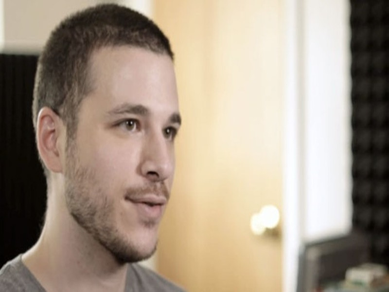 Phía Noo Phước Thịnh nhận sai sót khi sử dụng đoạn nhạc ngắn cho phân đoạn chiếc xe hơi bốc cháy ở cuối MV mà chưa xin phép đơn vị giữ bản quyền. Vì vậy, khi phát hiện sự cố, ê-kíp chỉnh sửa MV và đăng lại. Tuy nhiên, có lẽ ngoài vi phạm bản quyền thì việc chưa làm triệt để khi để bản sao MV cũ vẫn được lưu trữ, chia sẻ và có thể truy cập từ nhiều địa chỉ trên mạng khiến Zack Hemsey khởi kiện Noo Phước Thịnh đòi công khai xin lỗi và bồi thường 850 triệu đồng. Ảnh: Lao động