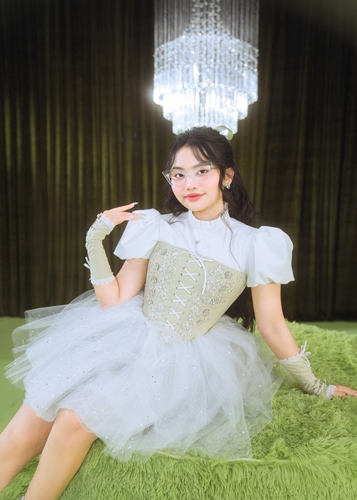 Về sự cố bản quyền của MV “Hẹn em kiếp sau”, quản lý Phương Mỹ Chi nhanh chóng lên tiếng. Theo Zing, người này giải thích trước khi sản xuất series Chi khá lâu, ê-kíp liên hệ với Trung tâm Bảo vệ Quyền tác giả Âm nhạc Việt Nam (VCPMC) để tiến hành mua bản quyền. VCPMC có tiến hành cung cấp bản quyền cho 4/5 ca khúc trong dự án. Bài còn lại mua qua một đơn vị khác. Vậy nên ê-kíp yên tâm tiến hành sản xuất. Tuy nhiên vào ngày phát hành ca khúc, ê-kíp mới phát hiện ra đã có sai sót trong việc xin phép bản quyền. Ảnh: FBNV