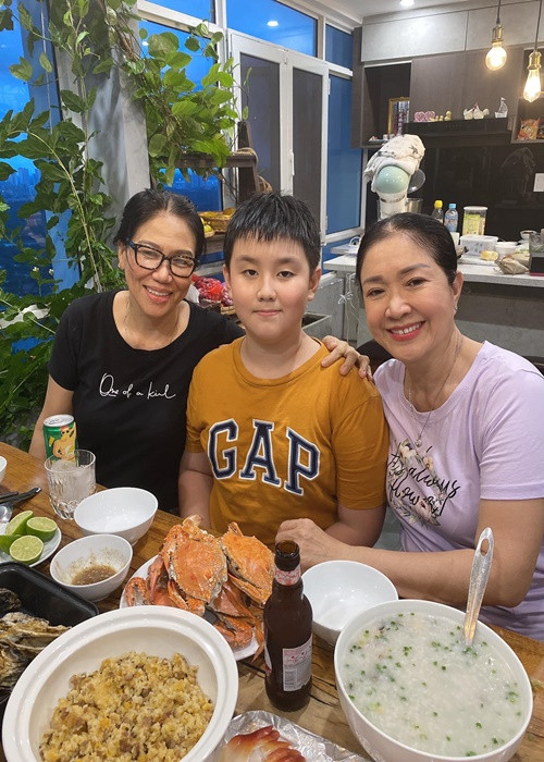 Bé Pháo nhận được sự quan tâm của gia đình Trung Kiên. “Dù hai ông bà ở xa như vậy, nhưng lúc nào vào Sài Gòn cũng có quà cho Pháo. Bé Pháo từ nhỏ đã không biết ông bà nội là ai và cũng chưa từng có ông bà nội. Cho nên, khi có được tình yêu thương của bố mẹ Trung Kiên, bé Pháo lúc nào cũng tin rằng, đó là ông bà nội ruột của mình”, Lê Phương bày tỏ.