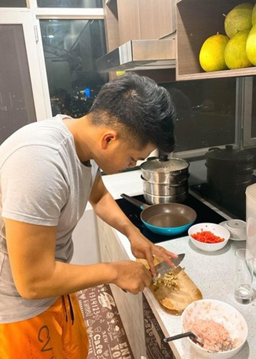 Lê Phương được chồng trẻ chiều chuộng. Trung Kiên không ngại nấu cơm mang lên trường quay cho vợ, dành thời gian rảnh rỗi chăm sóc các con để Lê Phương có thời gian lấy lại vóc dáng.