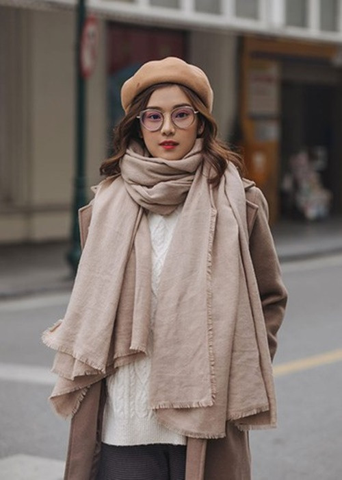 Cô từng bị nghi hẹn hò tay vợt Lý Hoàng Nam, vận động viên cầu lông Phạm Hoàng Nam, ca sĩ Huy Nam, diễn viên Hoàng Kỳ Nam. Đối mặt với loạt tin đồn hẹn hò này, Hoàng Yến Chibi chia sẻ trên Dân Trí: “Danh sách bạn trai tên Nam đấy chỉ đúng một người thôi. Chuyện yêu đương tôi không bao giờ công khai hết. Nhưng lâu lâu tôi cũng "thả hint" hẹn hò trên mạng xã hội, mà chẳng ai để ý”. Ảnh: FBNV